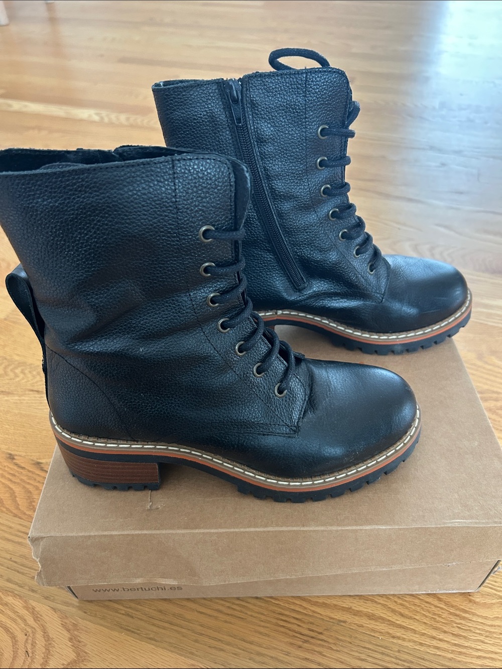 NWT Bertuchi Womens Black Pebbled Lace-Up Combat Boots with Stacked Heel 7.5